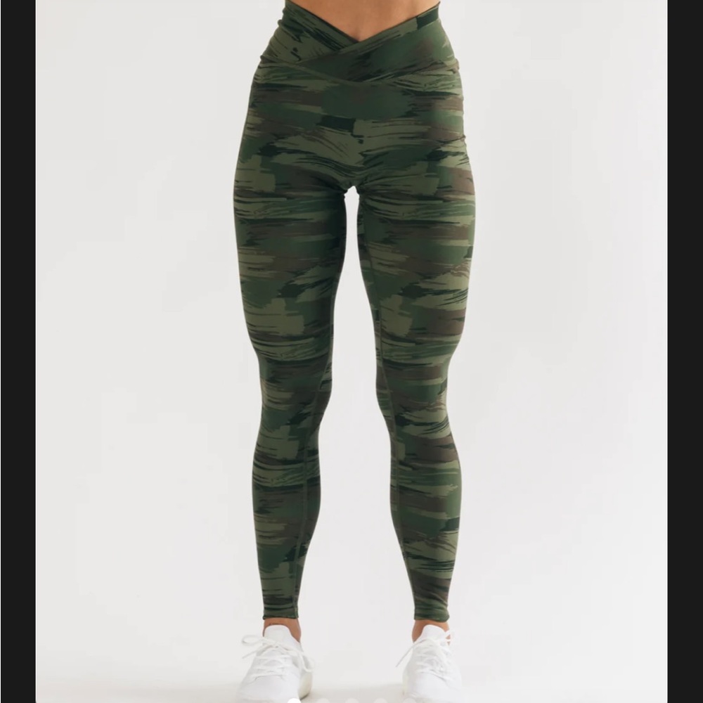 Alphalete surface Green Camo V-Waist Leggings